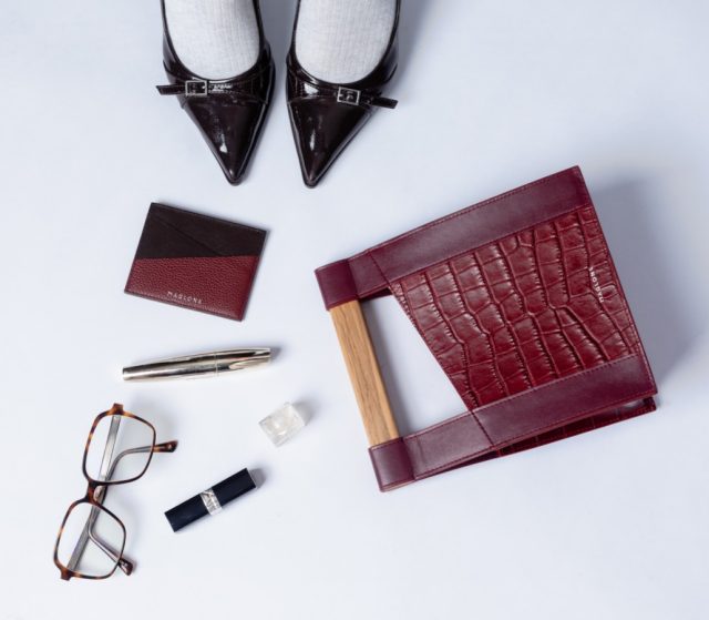 What’s in my New JAN bag - Carmine Croco Edition ?

IDENTITY Collection
Designed and developped in Paris - France 
Italian leathers. Ash Wood magnetic handles.
Limited Edition.

.
.
.
#janmaglone #crocobag #designerbag #frenchluxurybag #burgundybag