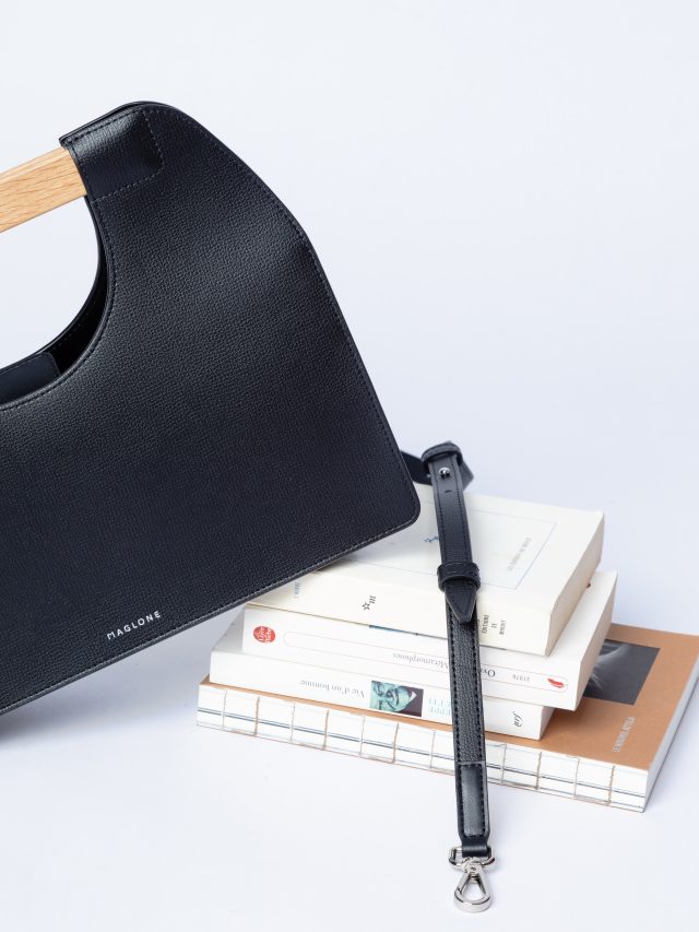 AÏA, a bag inspired by The Earth and balance.
Named after Gaïa, goddess of The Earth.

Black Edition.
BALANCE Collection.

Designed and developped in Paris
Italian black leathers - Ash Wood magnetic handles

.
.
.
#aiamaglone #luxurybag #frenchluxury #frenchbrand #designerbag