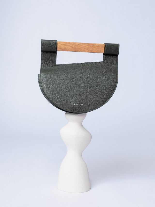 Sur notre nouvelle version du sac ERA - Edition Kaki, la poignée en bois se décline en deux options : couleur chêne ou couleur acajou. Une pièce, 2 styles.
Quelle poignée est votre préférée ?

Collection BALANCE 
Cuir italien. Poigne en chêne.

.
.
#eramaglone #olivegreen #sagebag #designerbag #sacdesign 
.