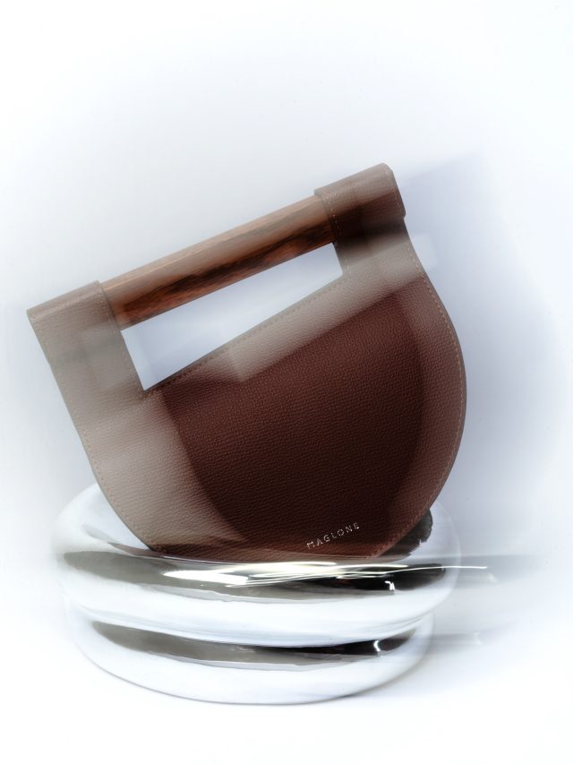 The ERA - Auburn Edition

A duo of auburn Brown grained leather and a chocolate Brown smooth leather.

BALANCE Collection
Oak Wood. Italian leathers 
Designed in Paris - France 

.
.
.
#eramaglone #designerbag #frenchdesign #luxurybag #sacdesign