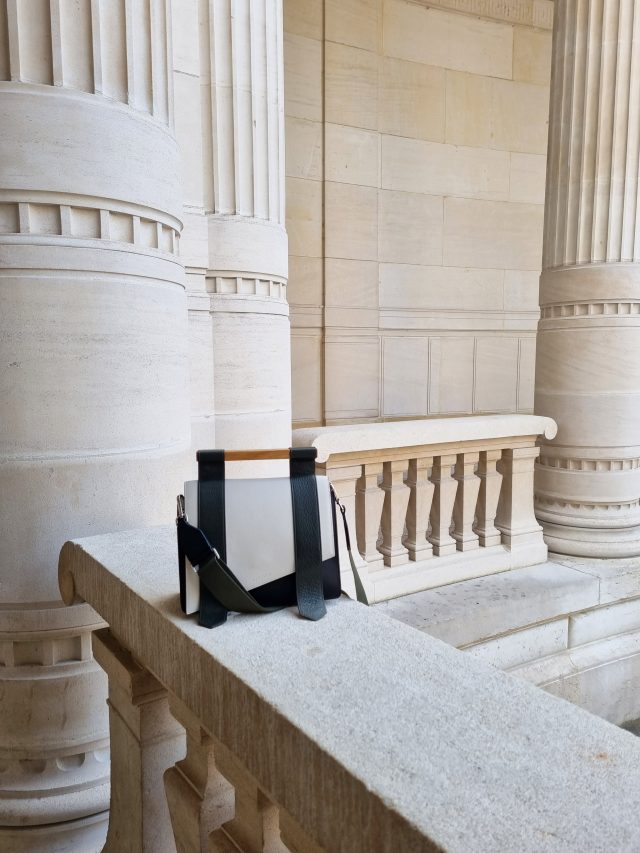 The Trikaki Edition is Back on the MAG !

A trio of intense black, light off-white and trendy olive Green mixed With a wooden handle for an architectural piece, unique and design.

HERITAGE Collection 
Developped and designed in Paris, France 
Limited 
Italian smooth and grained leathers 

Avalaible In-store and online !

.
.
.
#magmaglone #designerbag #sacdesign #frenchbrand #designinparis
