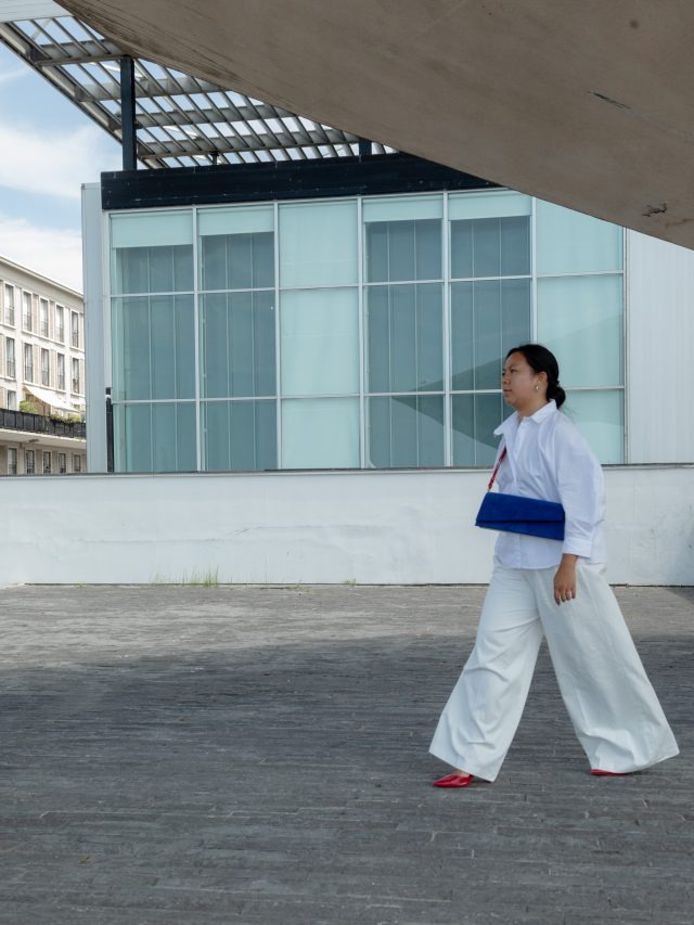 Découvrez le KAH.

Tiré de notre nouvelle collection VOLUME, ce sac baguette tient son nom de “Louis Kahn”, grand architecte américain du XXème siècle.

Structuré et moelleux, cette pièce contemporaine et intemporele incarne l’élégance pure.

Inspirée par l’architecture brutaliste et moderne, l’industrie portuaire et ses containers, tout comme par les jeux de construction de notre enfance, la créatrice a souhaité jouer avec des lignes graphiques, les volumes et les matériaux.  Sur le sac KAH, on retrouve l’esprit structuré typique de la Maison Maglone avec sa forme géométrique et asymétrique, et son volume accentué. De l’autre, il se dévoile tout doux avec un mélange de cuir velours et lisse, et son léger arrondi. Pour compléter ce mixe élégant et minimaliste, il se compléte d’une bandoulière réversible et réglable aux détails selliers, à la fois traditionnelle et tendance. Celle-ci, inspirée de Mondrian, s’appelle MOD. Le KAH est un sac design et ludique qui joue avec avec le XXL et le XXS.

Ici en Edition Bleu, mix de bleu marine, bleu indigo et blanc, et mixé avec une bandoulière Edition Rouge, duo de rouge et blanc.

Design et fabrication à Paris, en France.
Edition limitée.
Cuirs italiens.

Nous arrivons bientôt avec encore plus de nouveautés ! 🩵

.
.
.
#kahmaglone #bluebag #designerbag #volumecollection #maglonebag
