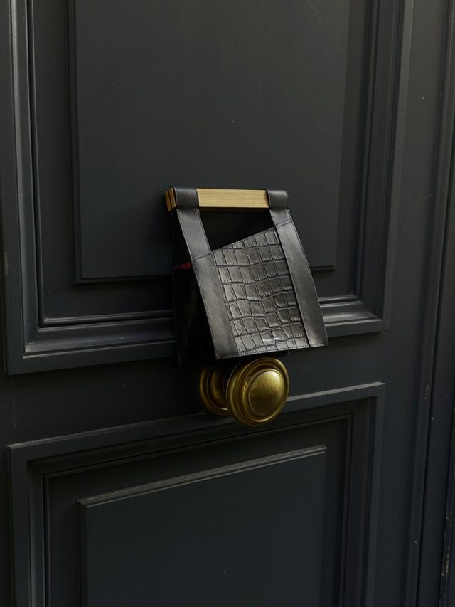 The hand bag JAN is a Little pièce of architecture.

Here in Croco Black Edition.
IDENTITY Collection
Designed and developped in Paris.

.
.
.
#janmaglone #luxurybag #parisianbrand #crocobag #blackleatherbag