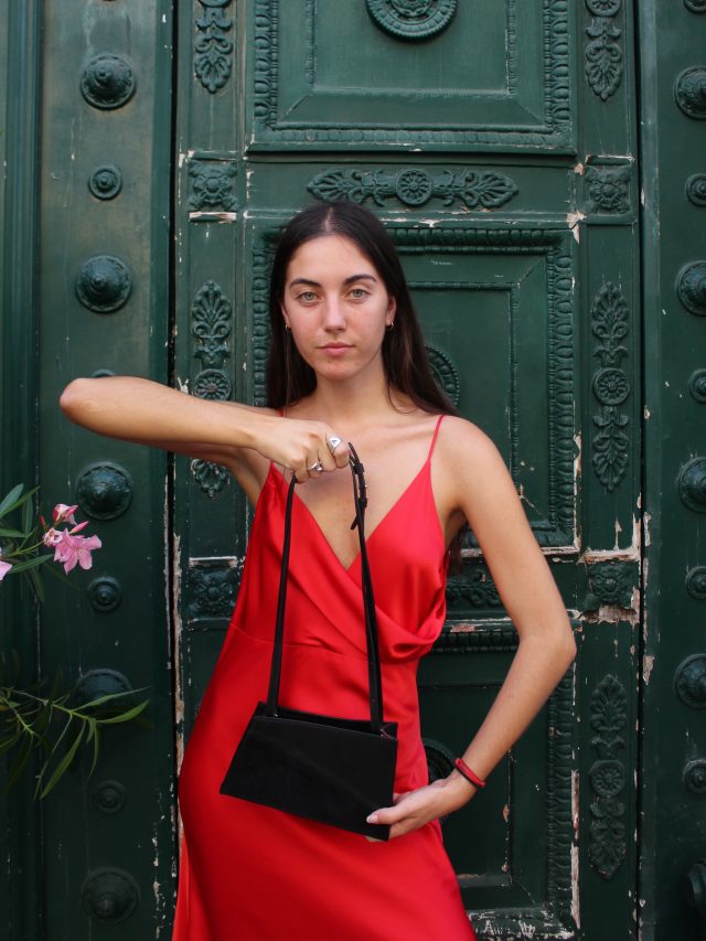 NEW !

Meet our New bag, The TAE - Black velvet Edition.
Architectural, soft and elegant, if you want to know more…. Stay tuned ! 

VOLUME Collection
Designed and made in Paris-France
Italian leathers.

Dress by @nabelmartins 
.
.
.
#designerbag #parisianoutfit #littleblackbag #frenchstyle #parisianbrand