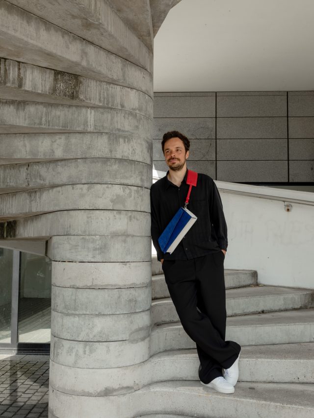 Inspired by The Bauhaus, Louis Kahn and Pietr Mondrian, discover our New bag : The KAH, and its traditionnal strap, The MOD.

FROM THE VOLUME Collection, Stay tuned toi know more !

Designed and made in Paris - France
Edition Blue, limited.
Italian leathers.

.
.
.
#kahmaglone #unisexbag #designerbag #mondrian #bauhausinspired