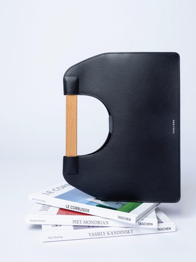 Comme un objet d’art, entre architecture, finesse et légèreté,découvrez le sac AÏA, en Edition Noir, une Edition limitée.
Disponible en boutique et sur site.

Collection BALANCE
Cuirs italiens. Bois de chêne.

.
.
.
#maglonebag #aiabag #blachleatherbag #designerbag #uniquepiece
