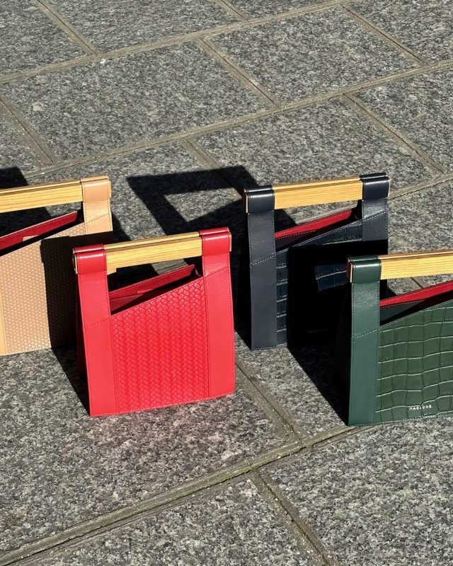 Le JAN.

Ce sac a main, inspiré de la grand-mère de la créatrice, Jeanne, et du courant mid-century modern, apporte un style vintage et design grâce à un mélange de cuir lisse et motif croco unique, sa structure contemporaine et une poignée artisanale en bois aimanté, et une touche plus brute avec sa bandoulière en cuir. 

Collection IDENTITY 
Existe en 8 coloris et 2 motifs.
Cuirs italiens. Poignées en frêne.
Créé et développé à Paris, en France.

.
.
.
#janmaglone #luxuryhandbag #designerbag #sacamain #sacmaglone